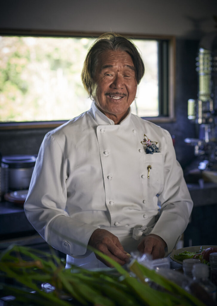 キッチンスタジオで笑顔を見せる坂井宏行氏