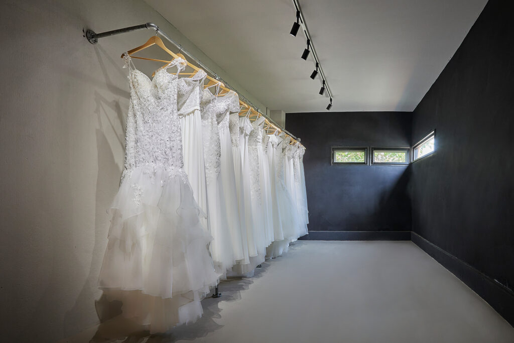 ドレスが並ぶ Dress Closet