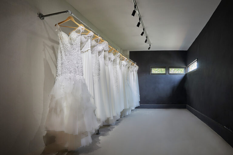 ドレスが並ぶ Dress Closet